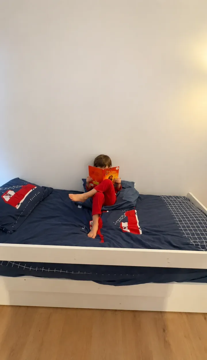 קיר לבן מעל מיטת ילד בתל אביב לפני הדפסת הקיר