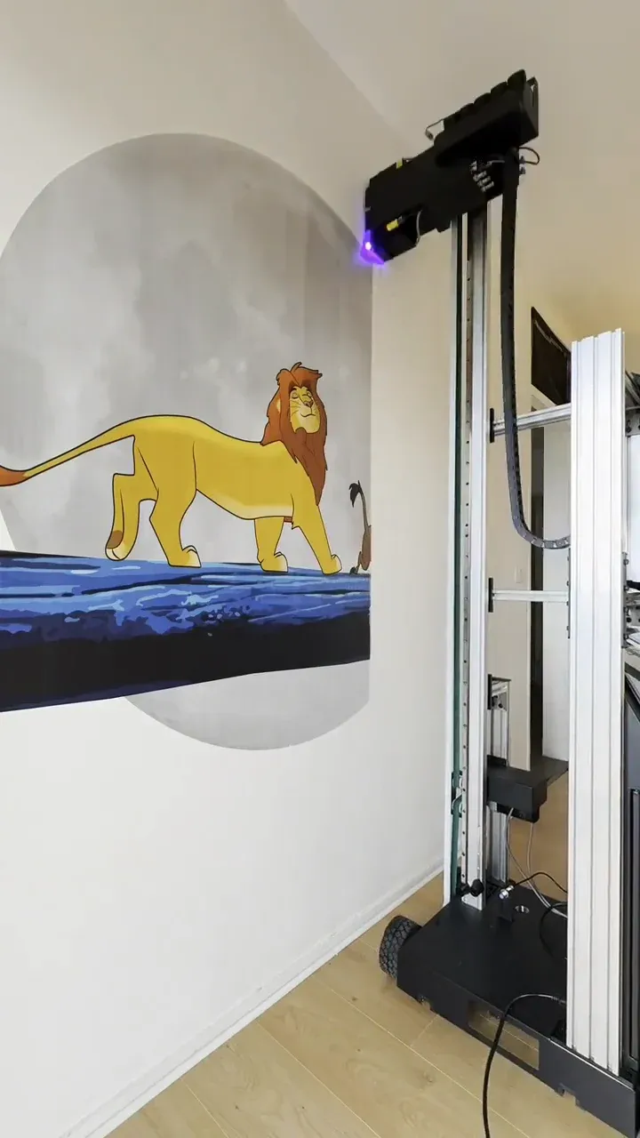 מכונת WallPrint Signature מדפיסה את סימבה על הירח ישירות על קיר בחדר ילדים בתל אביב