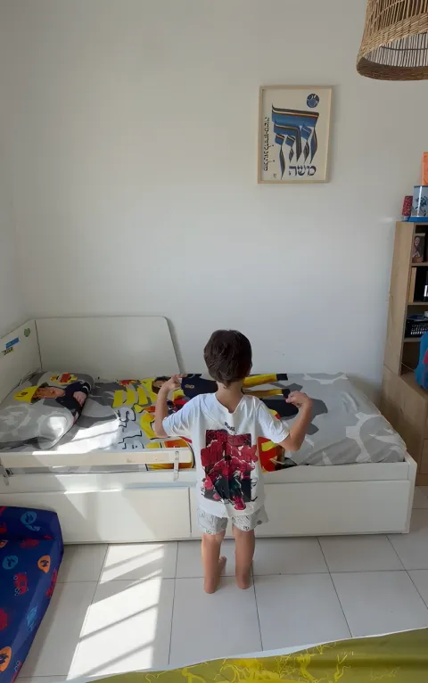 קיר לבן בחדר משותף לשני ילדים בחדרה לפני הדפסת הקיר